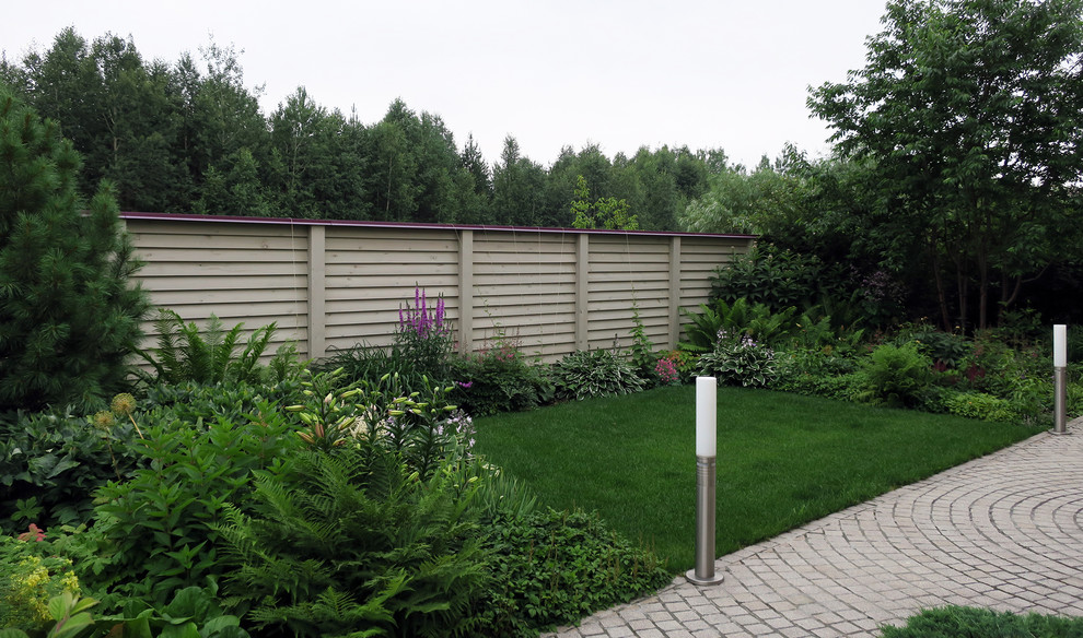 Сад с геометричным водоемом