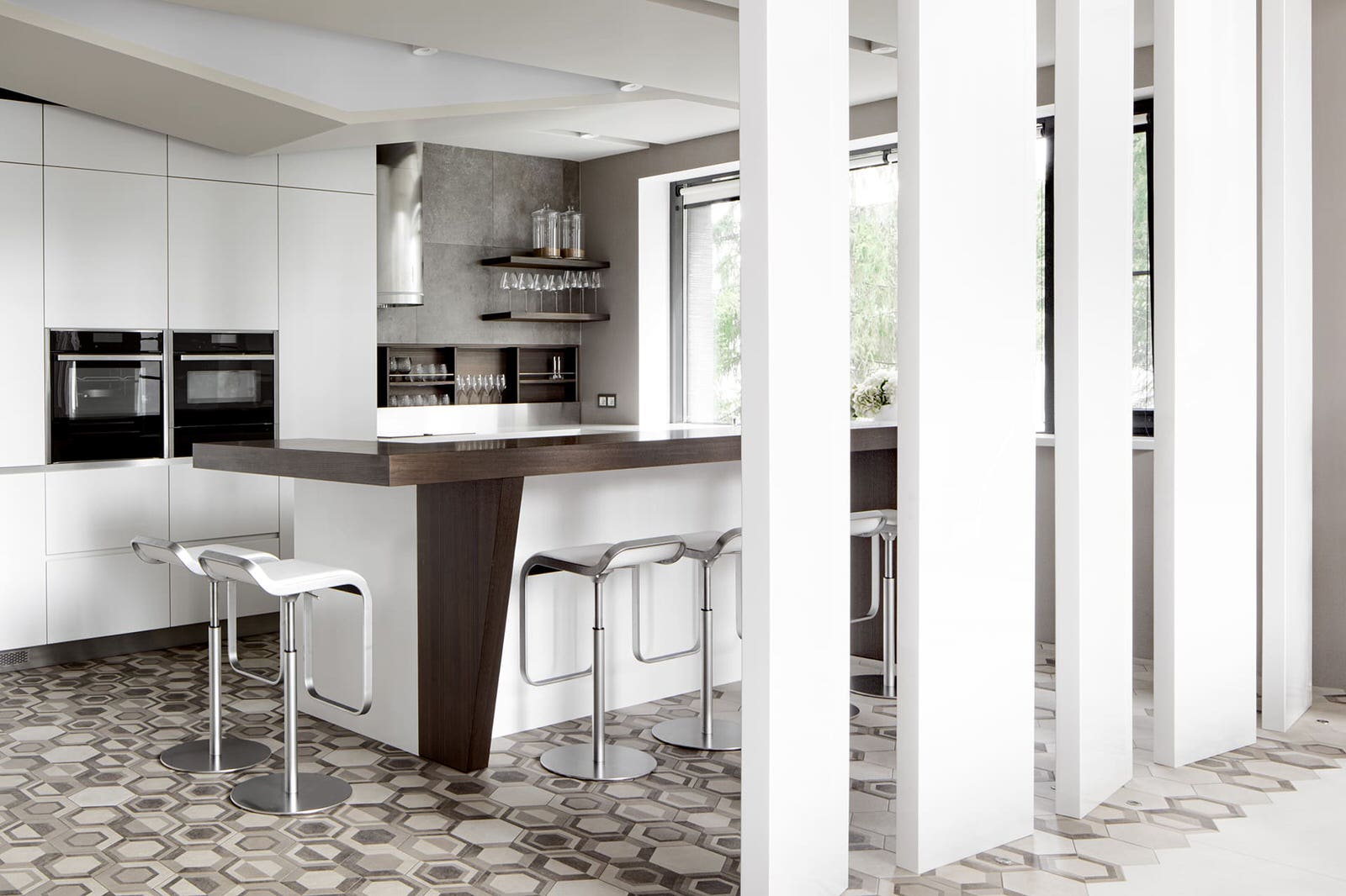 Большой красивый белый дом