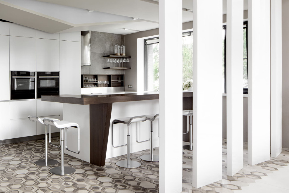 Большой красивый белый дом