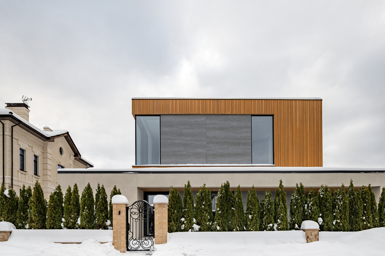 Двухэтажный загородный дом в современном стиле с глиняными акцентами