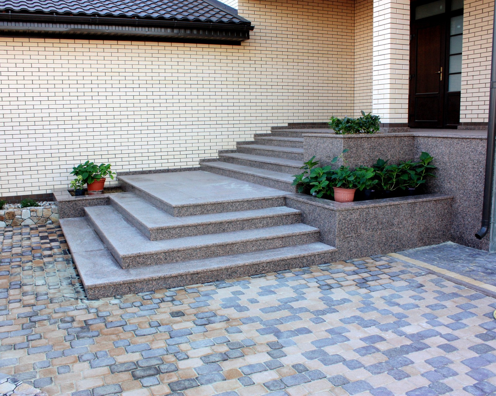 Парадная входная группа из гранита Цветок Украины