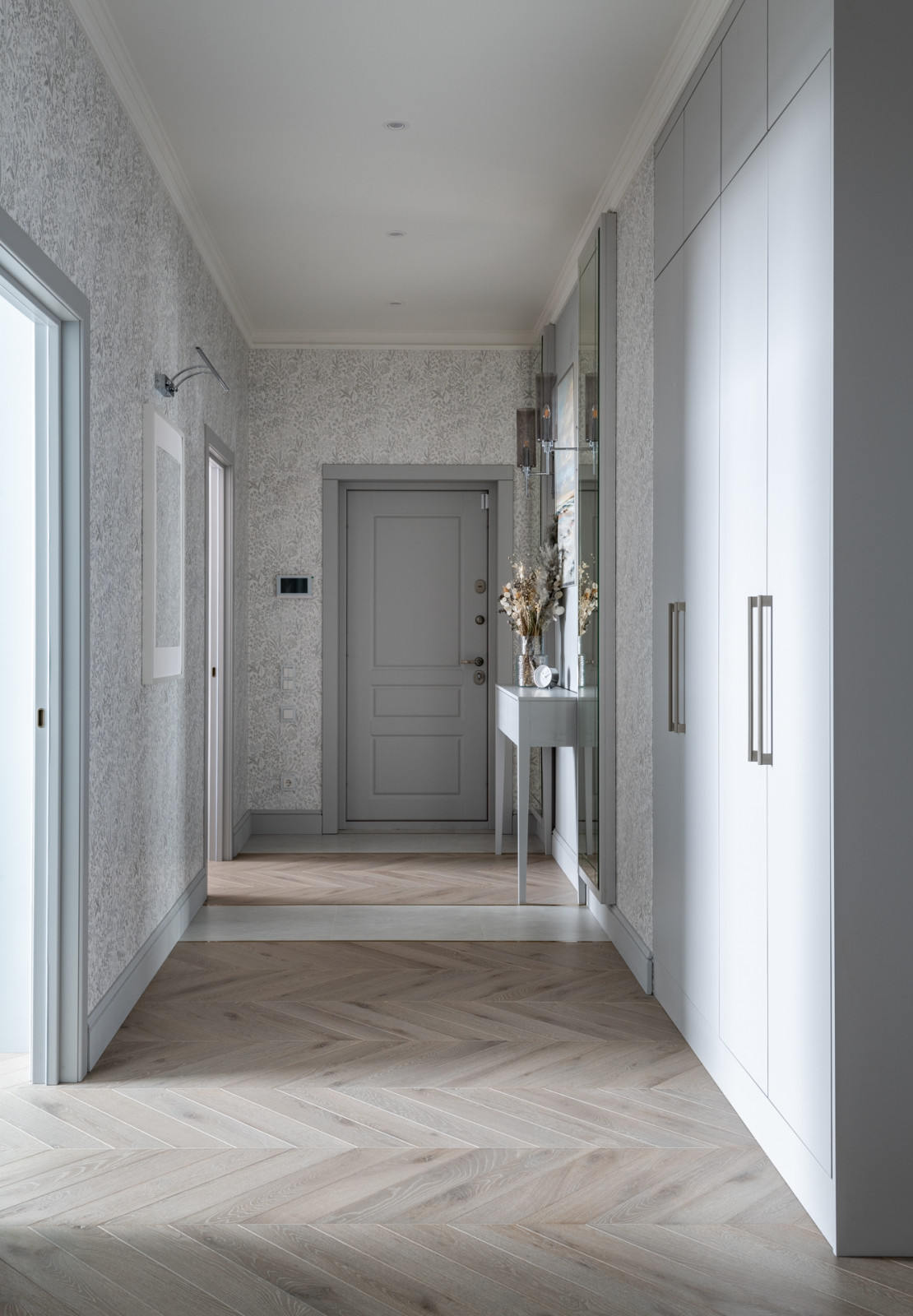 Журнал «Идеи Вашего Дома» назвал этот интерьер «обволакивающий уютом»