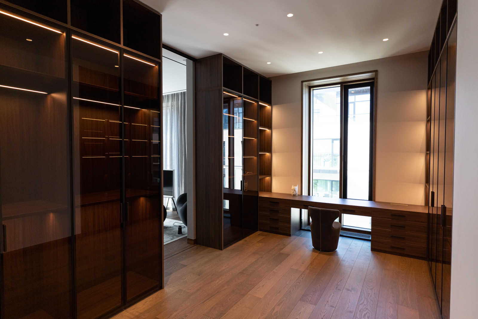 Гардеробная комната с распашными стеклянными RPE фасадами