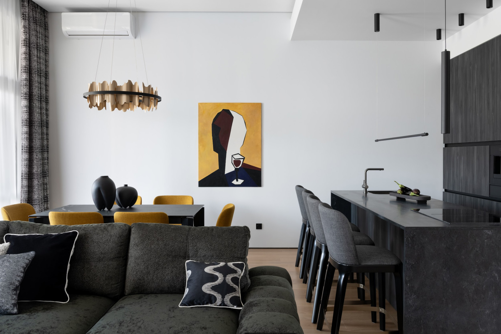 Частный дом в черно-белом цвете