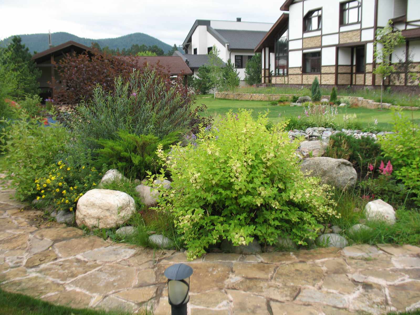 Декоративный загородный сад.