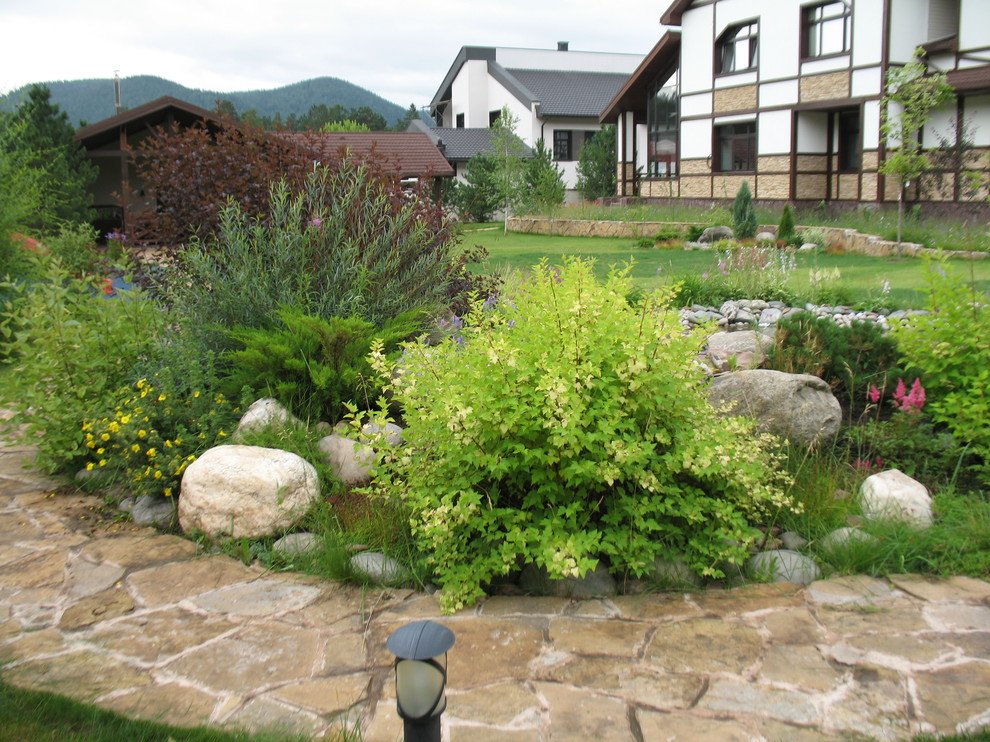 Декоративный загородный сад.