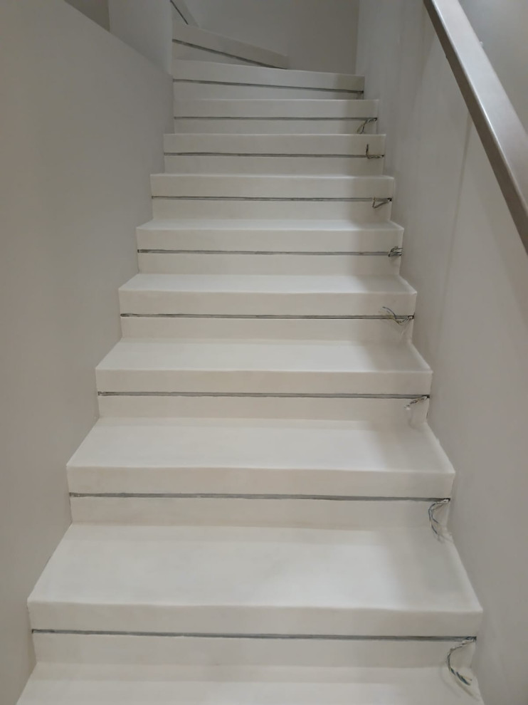 Отделка штукатуркой лестницы в греческом стиле