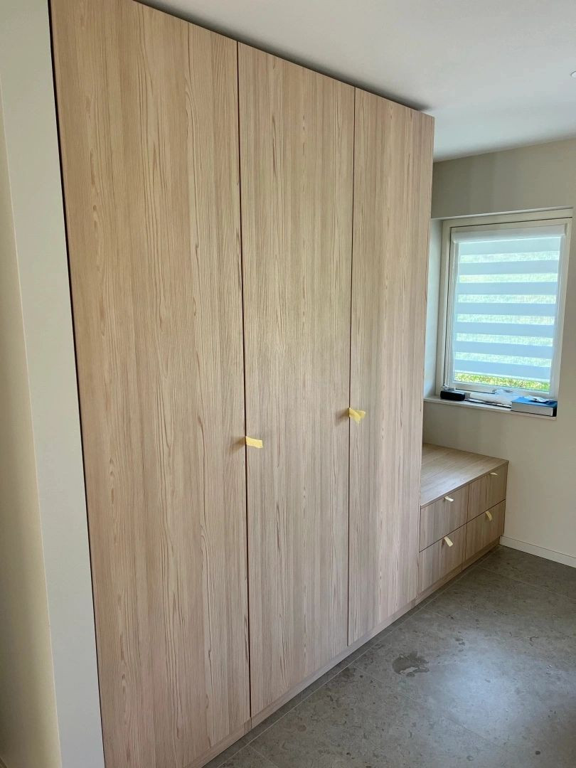 Простой шпонированный шкаф