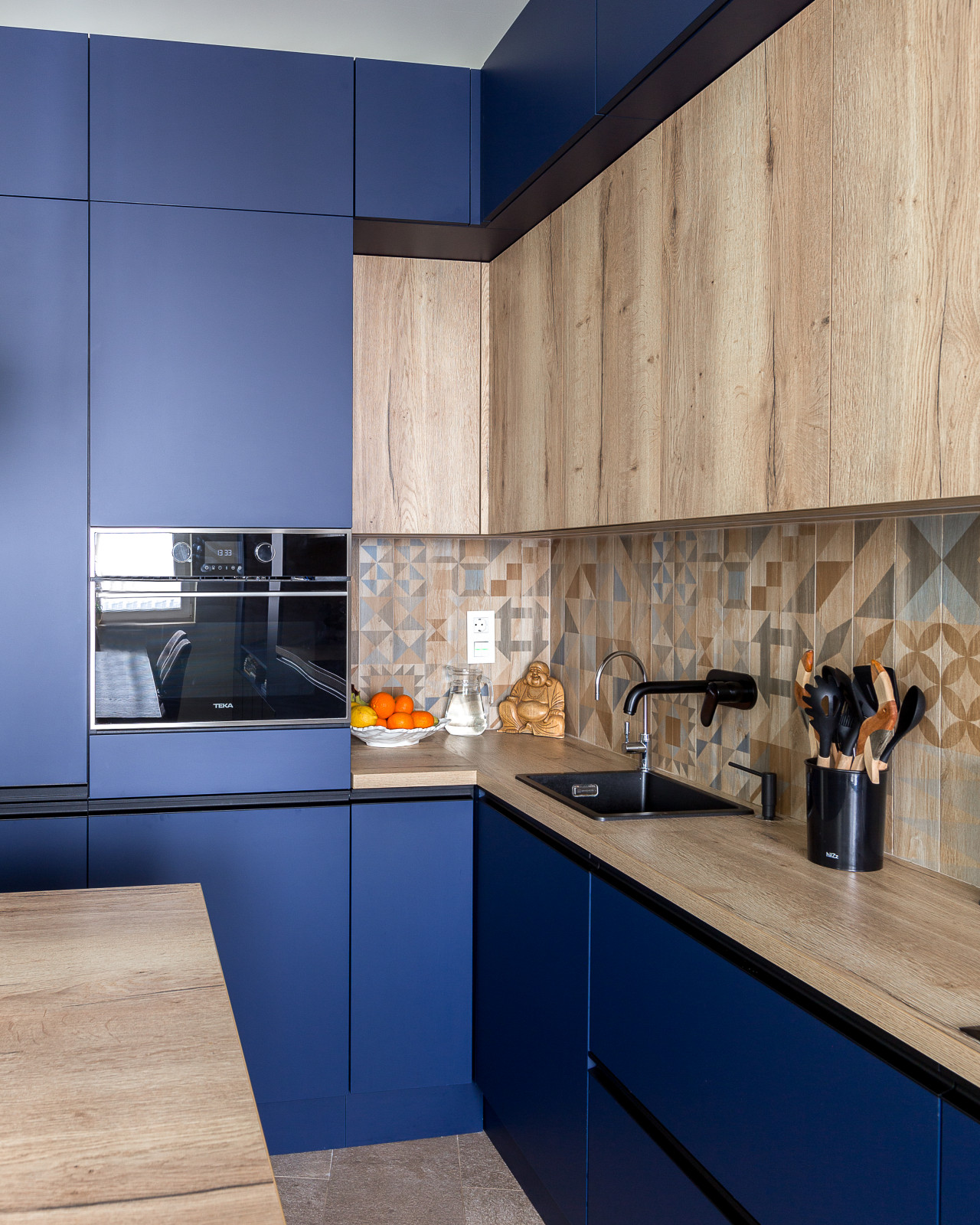 Кухня-гостиная с островом в ЖК Маяк