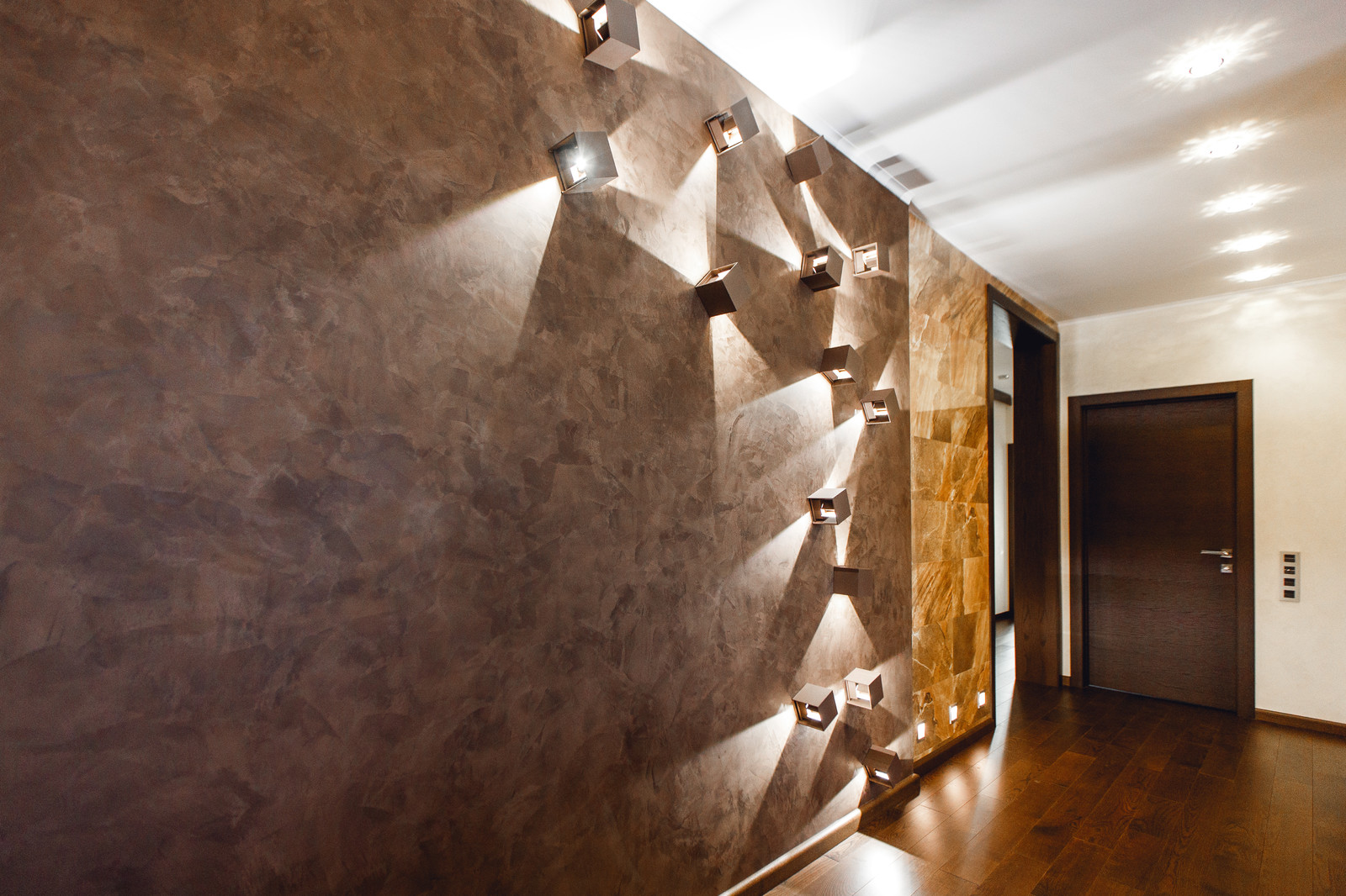 Современная квартира с мрамором на стенах