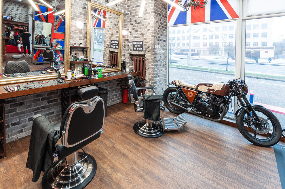 Барбершоп Trueman в Минске. Паркетная доска и винил