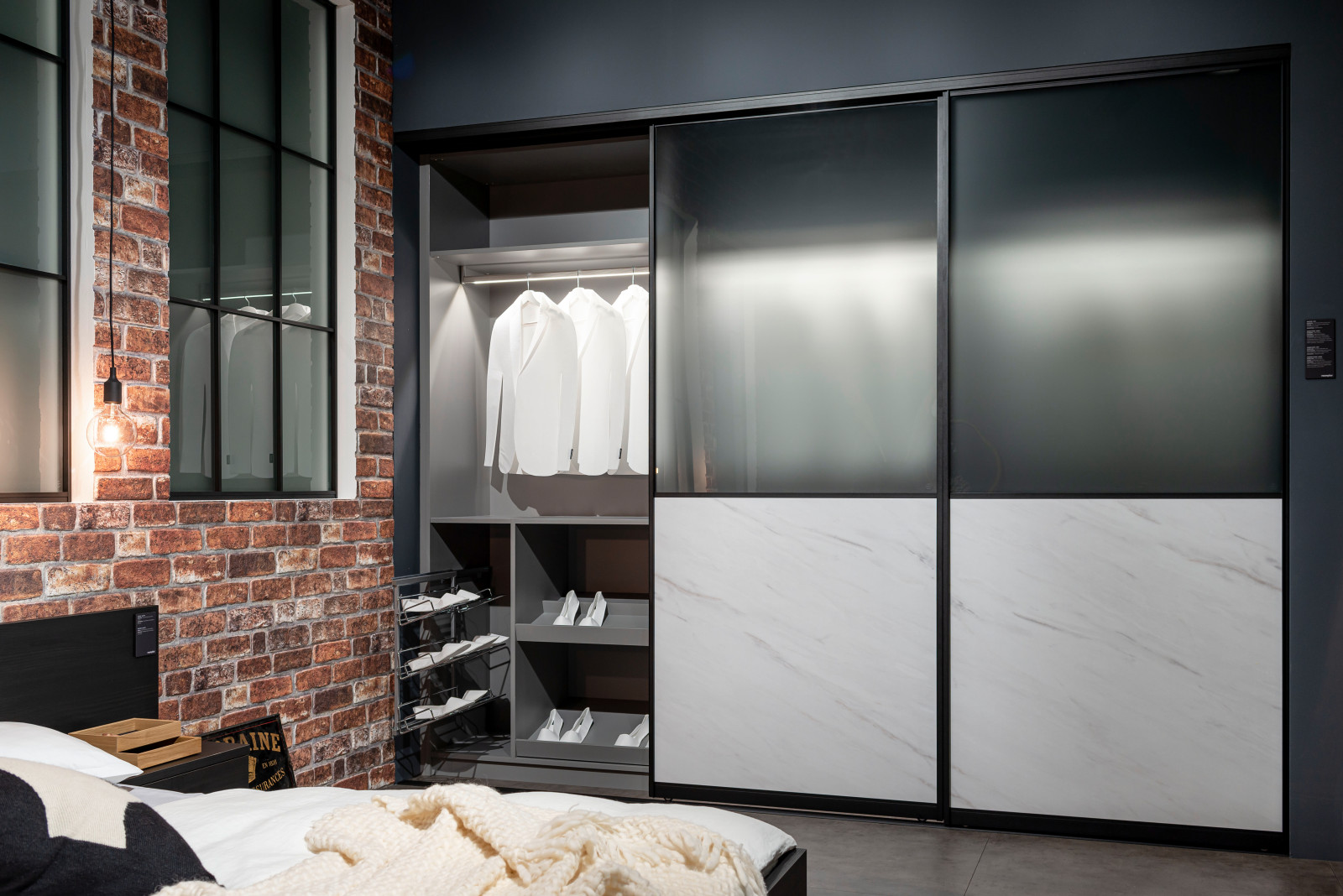 Раздвижные двери raumplus в темном профиле