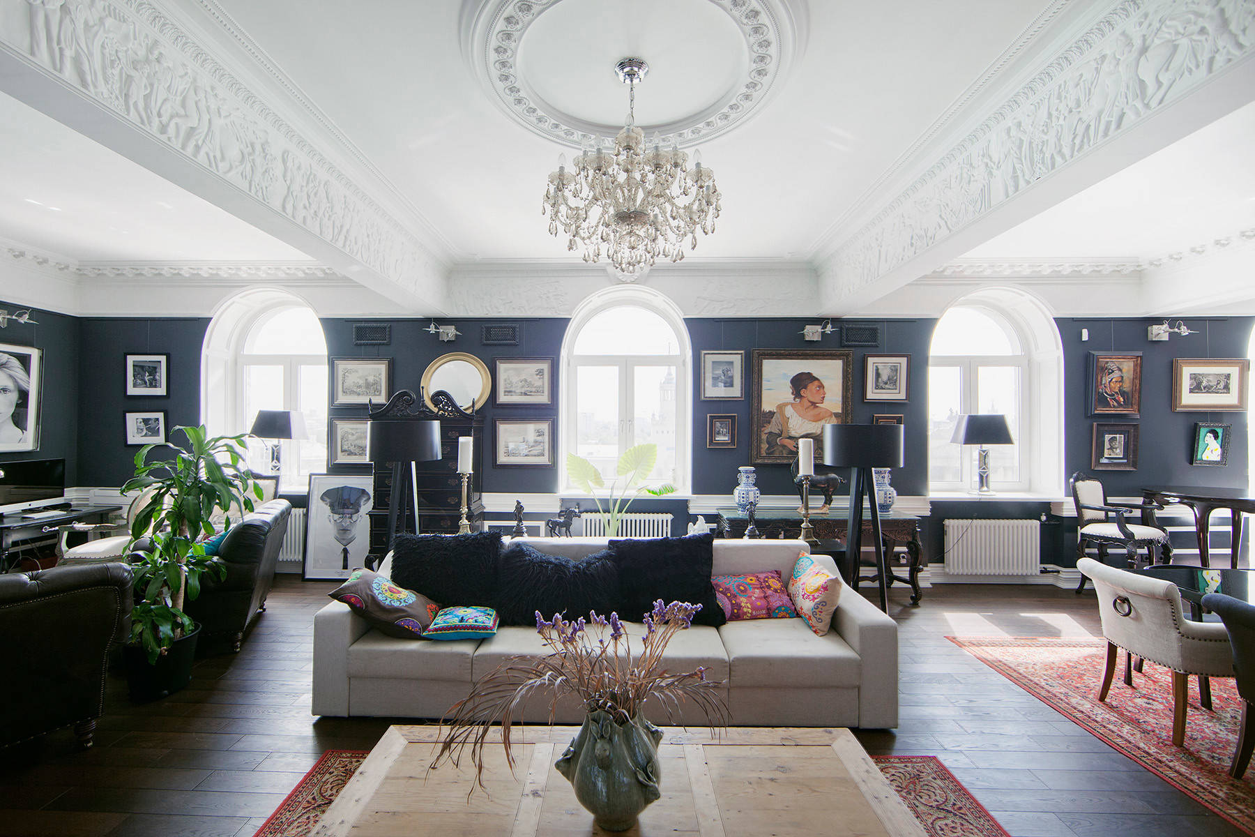 В гостях: Квартира с черными стенами напротив ипподрома