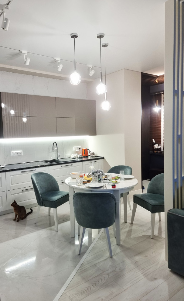 Реализованный проект кухни-гостиной с совместной лоджией и биокамином