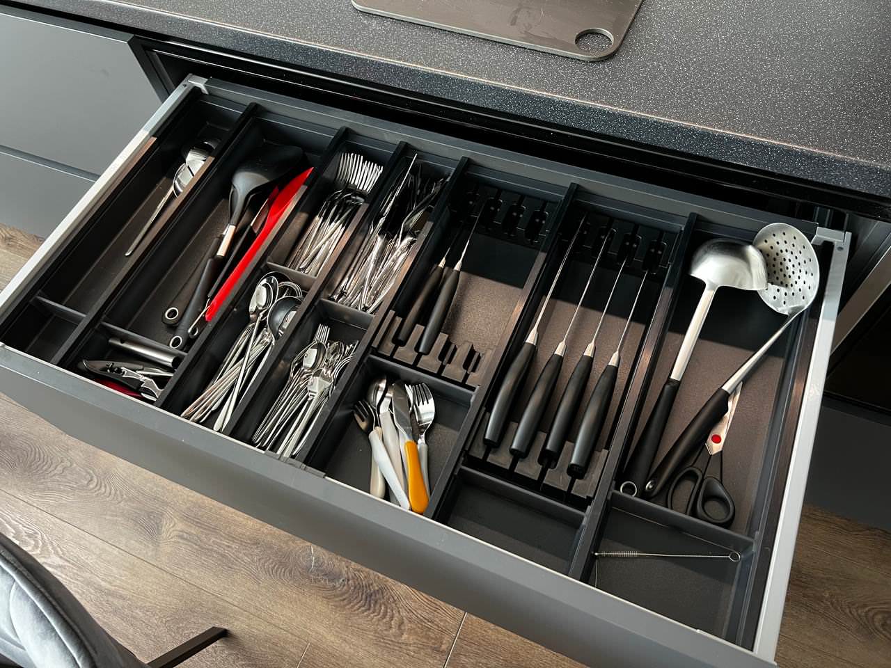 Серая кухня с винным шкафом в острове