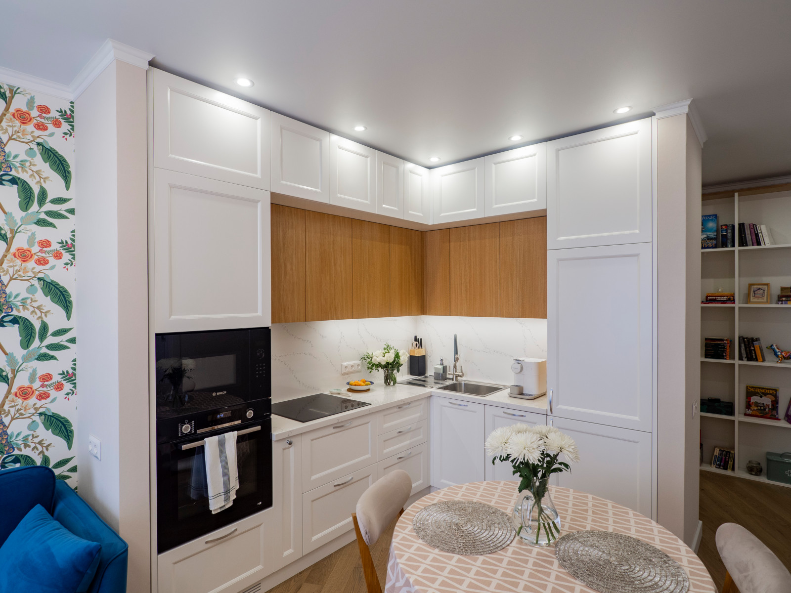 Уютная белая неоклассическая кухня с элементами под дерево