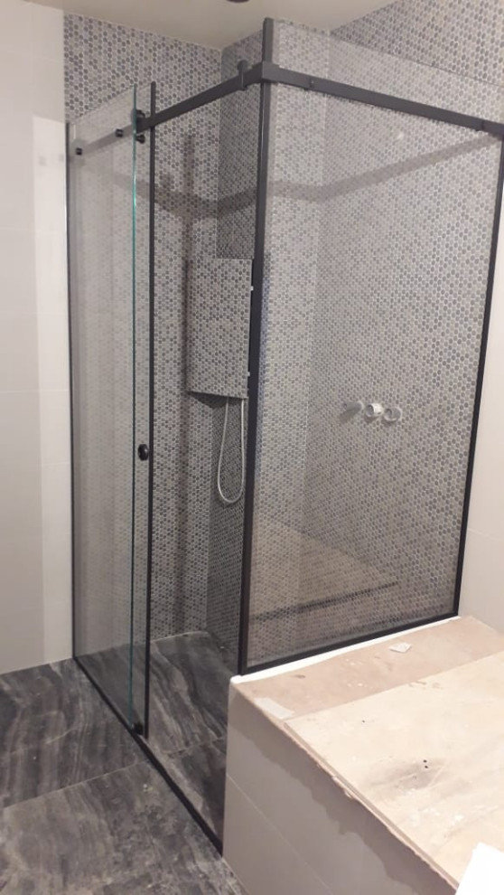 Стеклянная перегородка для душа