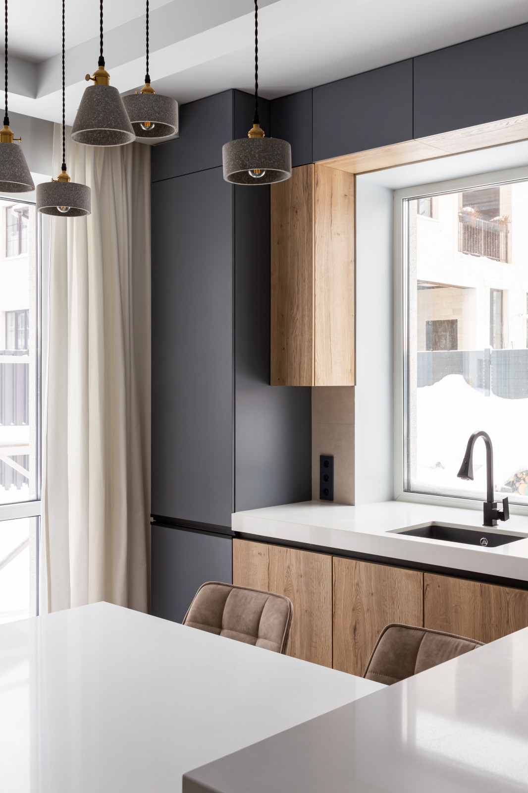 Современная кухня в загородный дом