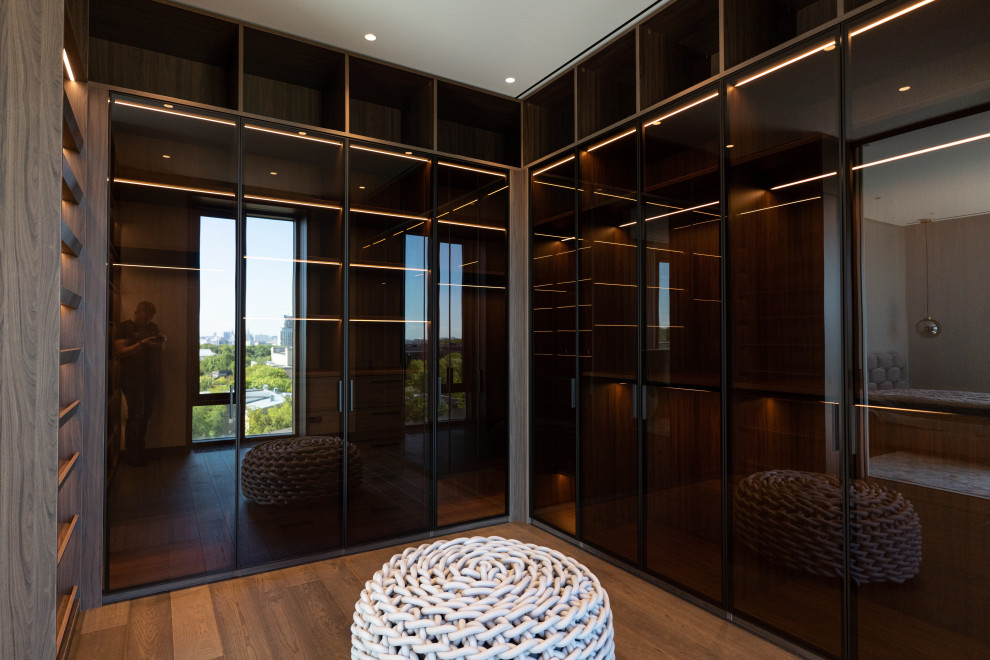 Гардеробная комната с распашными стеклянными RPE фасадами