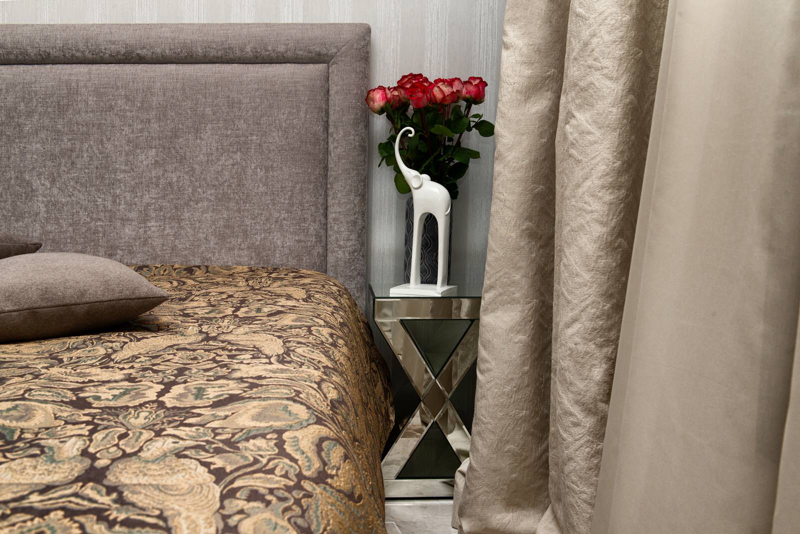 Зеркальная прикроватная тумба