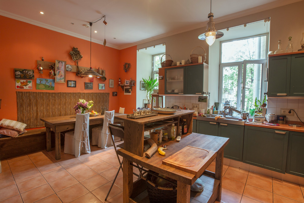 В гостях: Дача в семейной библиотеке для большой семьи