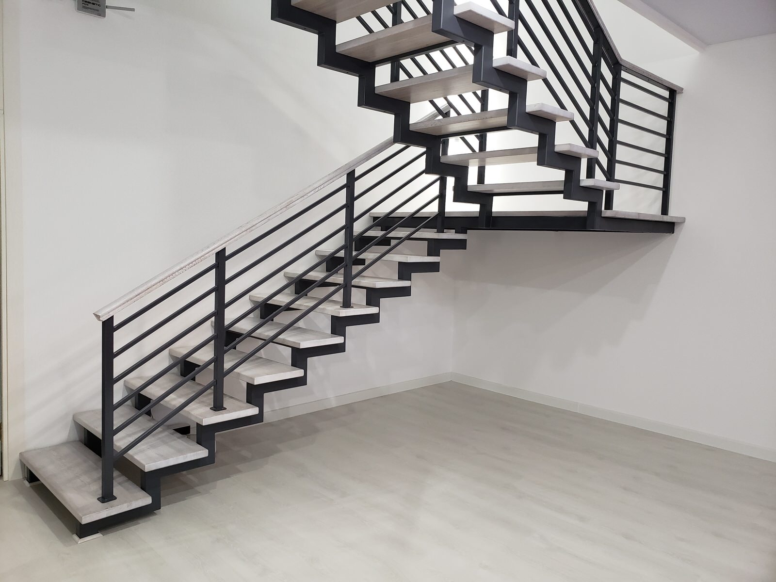 Лестница в стиле минимализм