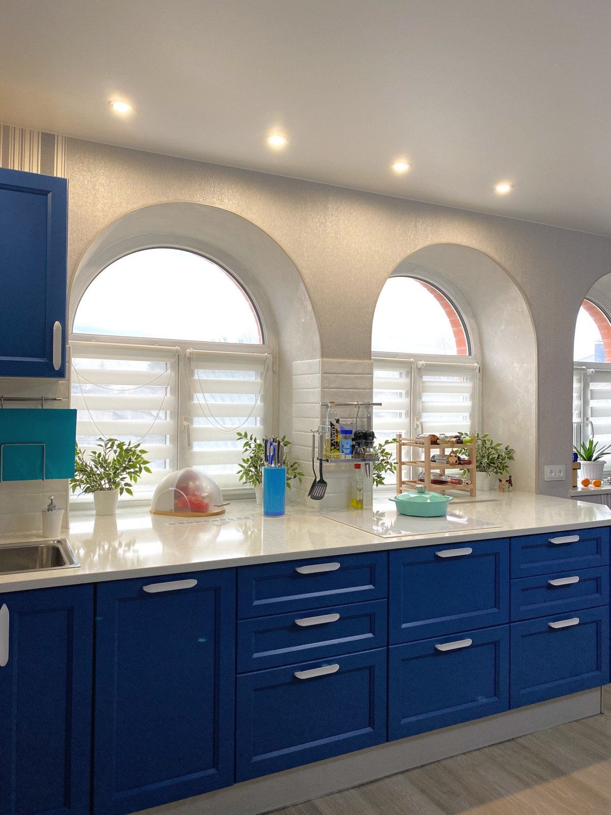 Кухня неоклассического стиля в ярких цветах