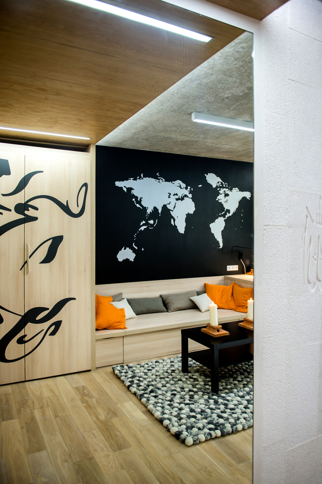 Спальня с бетонным потолком