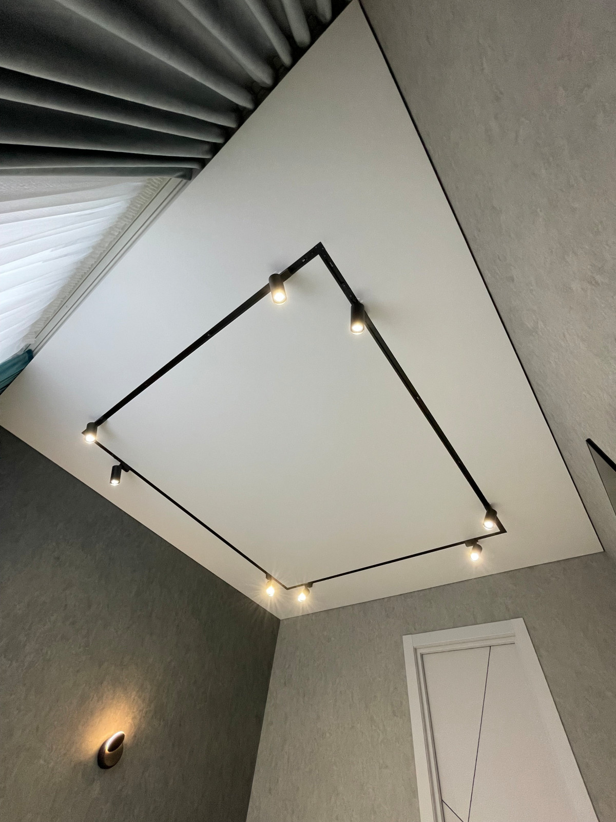 Теневые потолки в ЖК Заельцовский