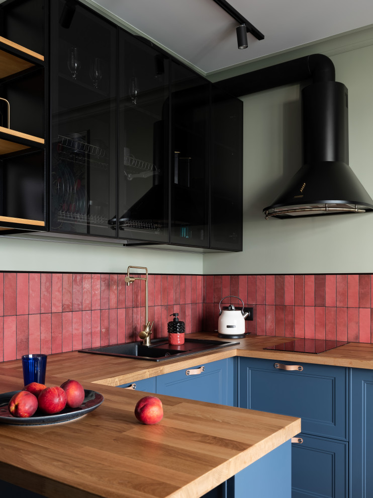 Квартира с голубой кухней и детской с шалашом