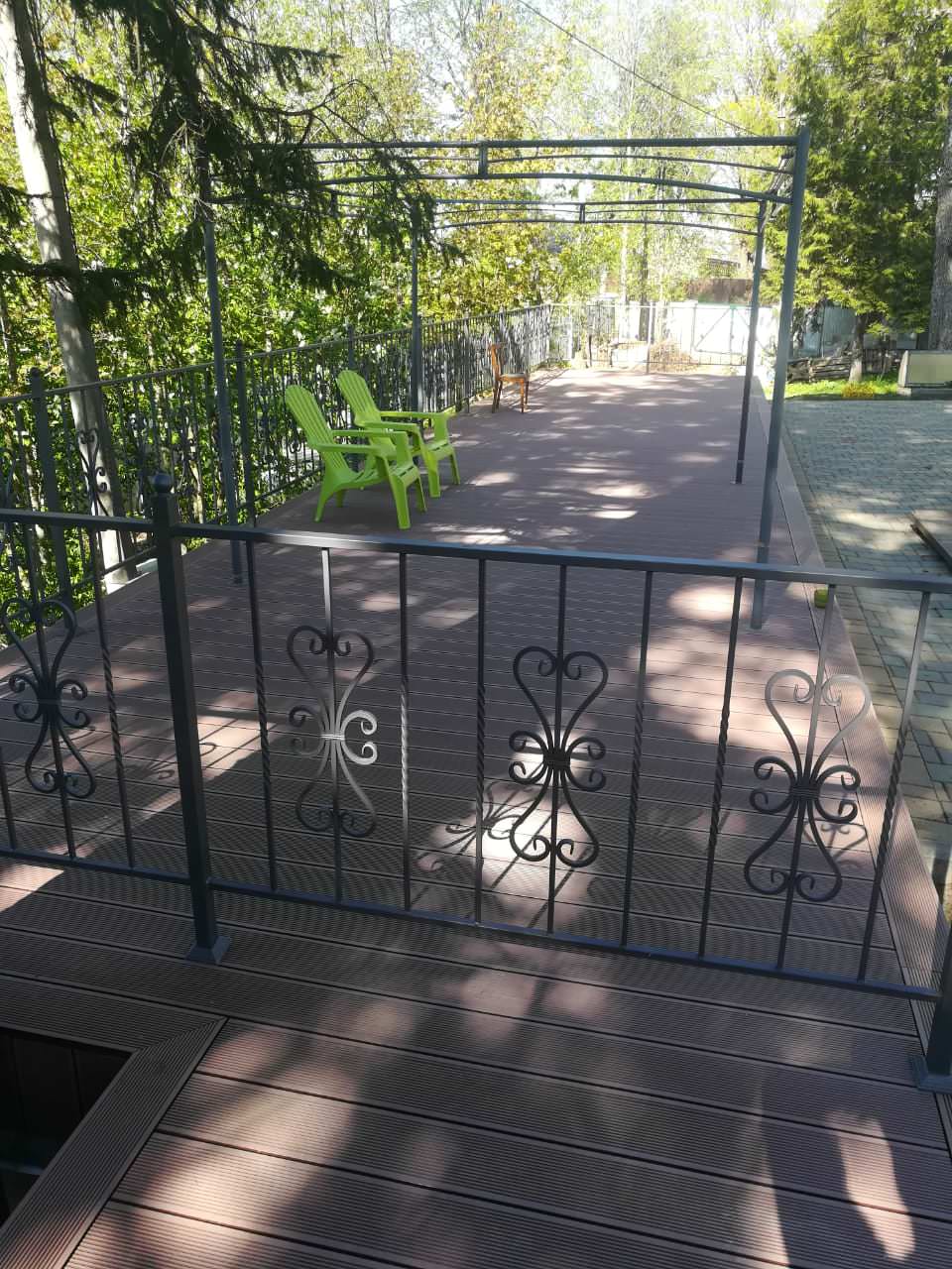 Террасная система у загородного дома