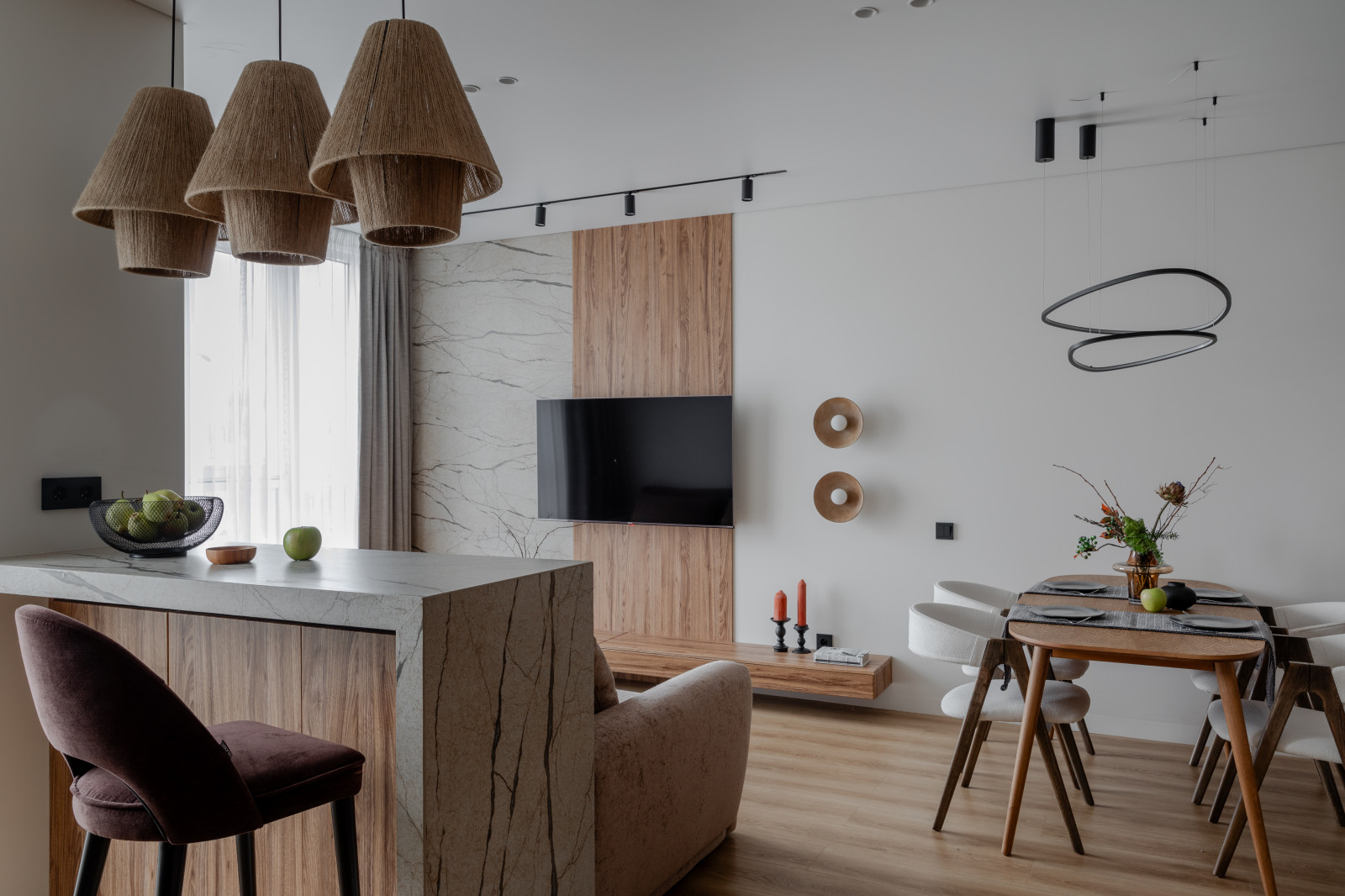 Фото. Теплый минимализм с мрамором и деревом, 62 кв.м.