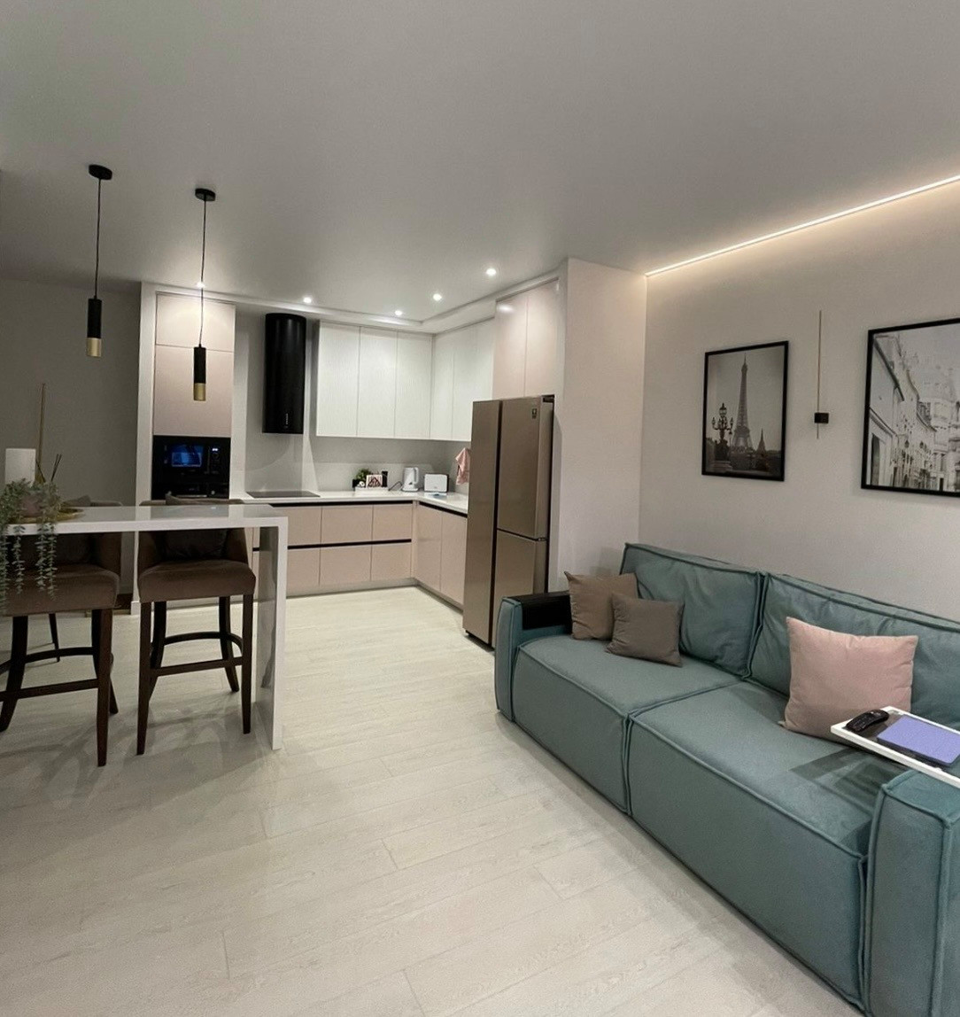 "Нотки Ментола" в кухни-гостиной для молодой пары в ЖК Лесопарковый