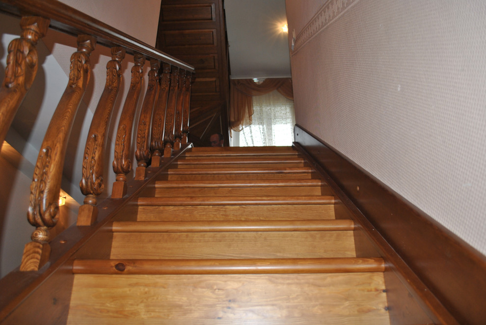 Деревянная лестница из сосны . Отделка бейц и лак HES.