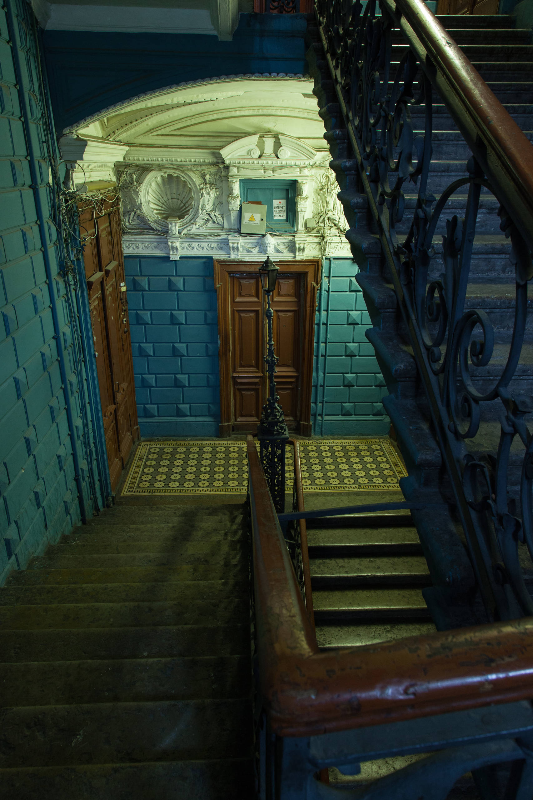 Фотоохота: 24 кадра из парадных доходного Петербурга