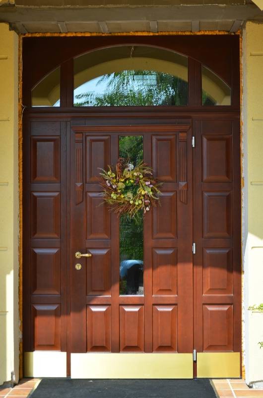 Деревянные входные двери