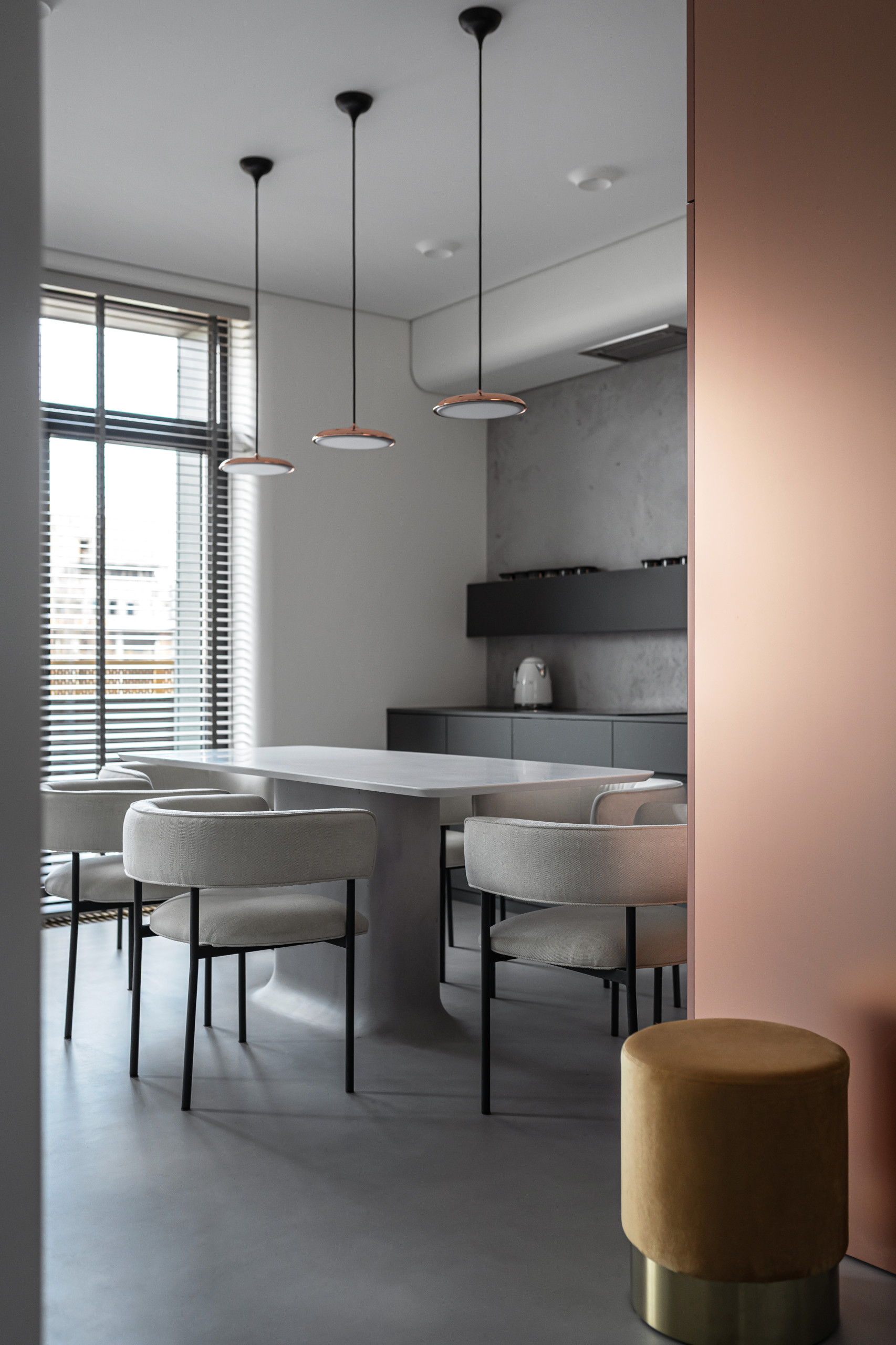 Houzz Украина: Квартира с изгибами и минимумом наполнения