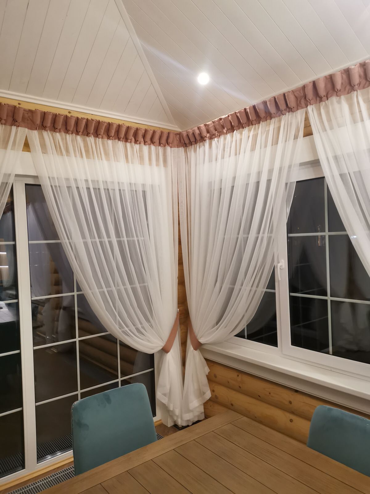 Столовая с большими окнами