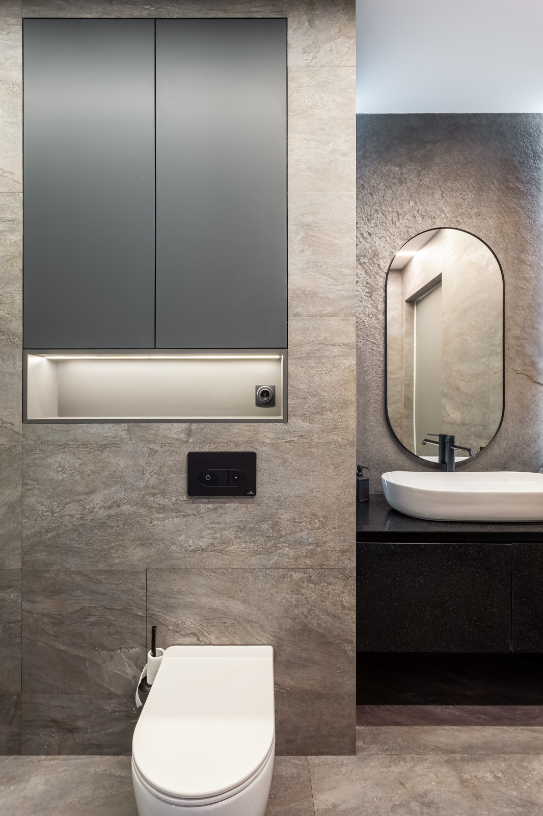 Шкаф над инсталляцией