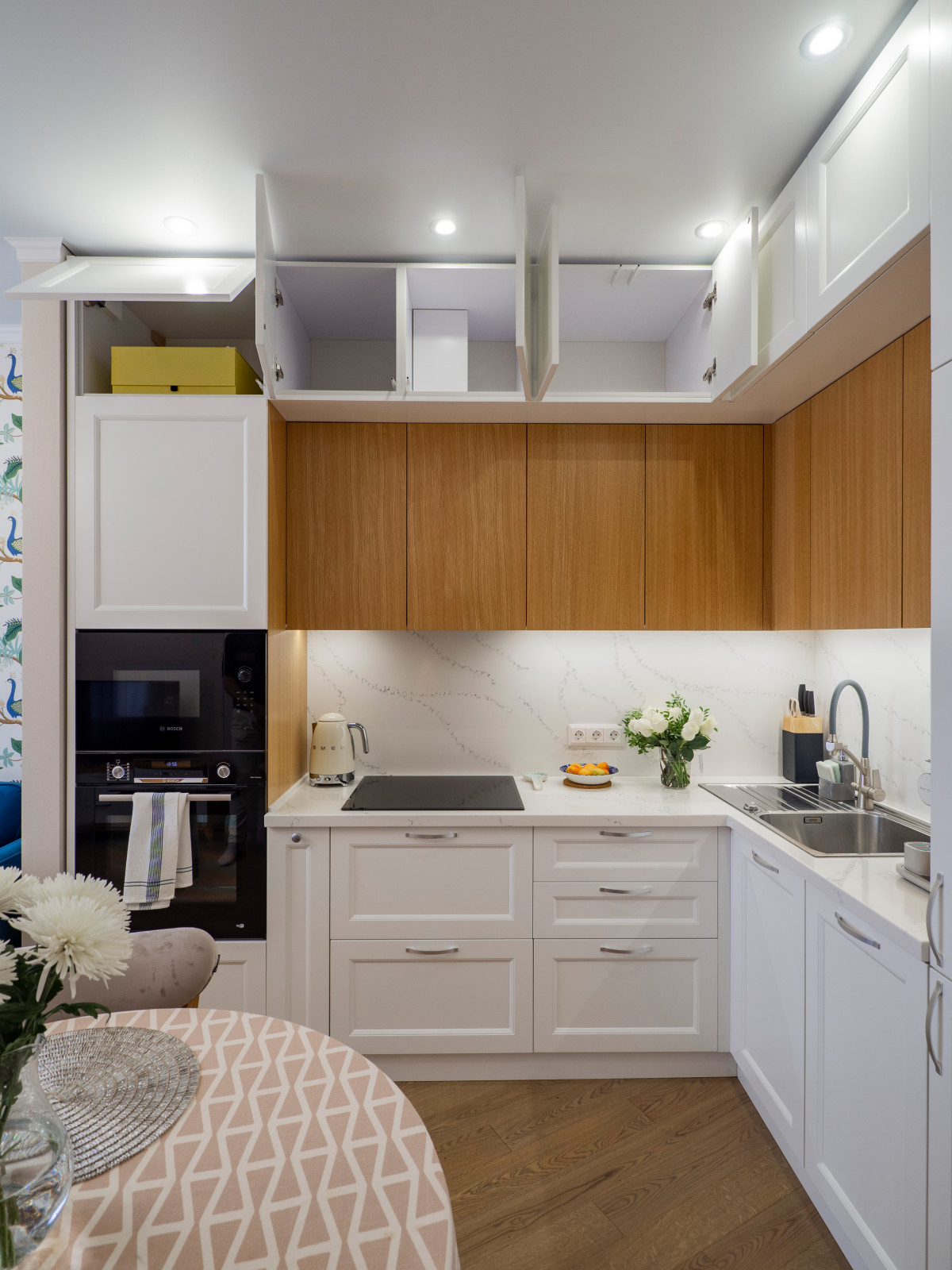 Уютная белая неоклассическая кухня с элементами под дерево