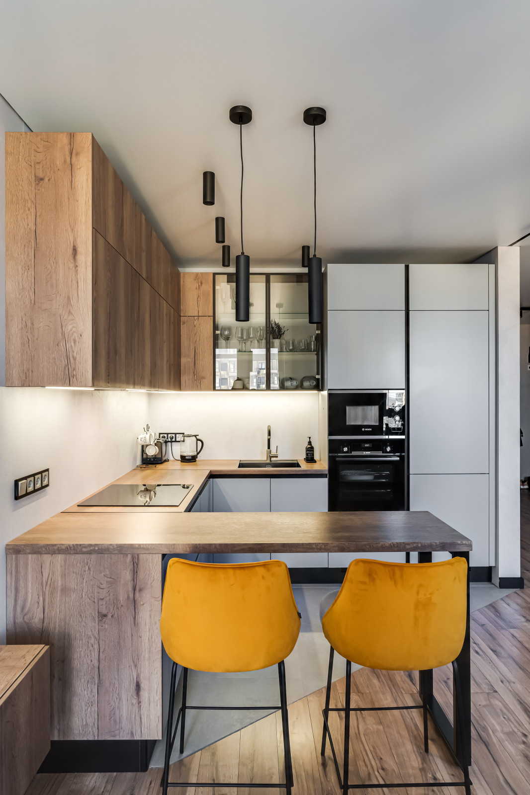 Обложка проекта: П-образная кухня совмещенная с гостиной