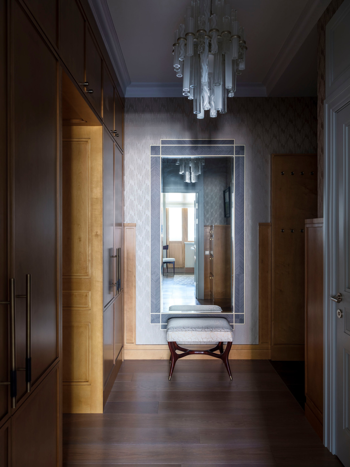 С московским характером. Холл.