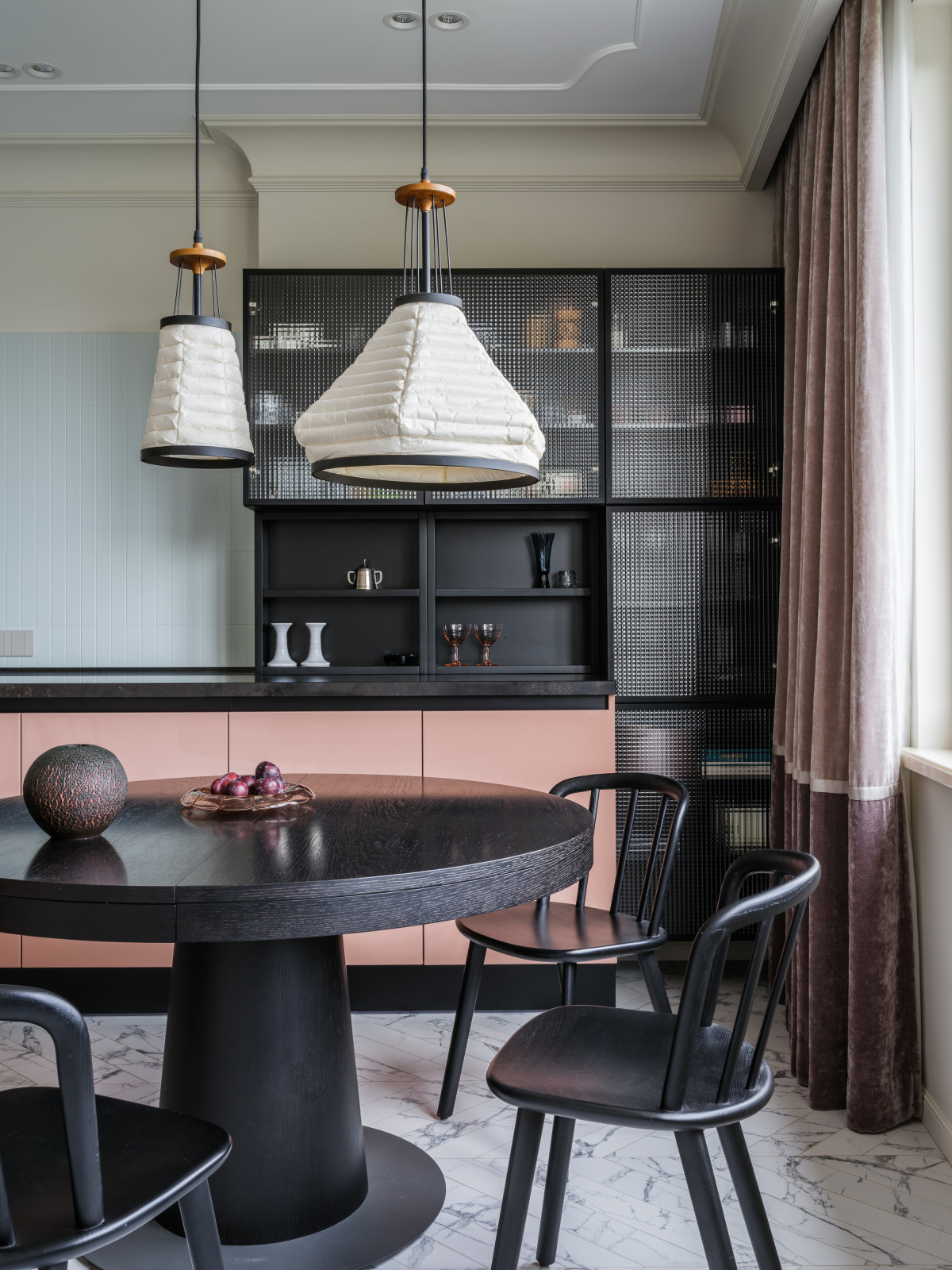 Французское настроение и мотивы шинуазри: семейная квартира