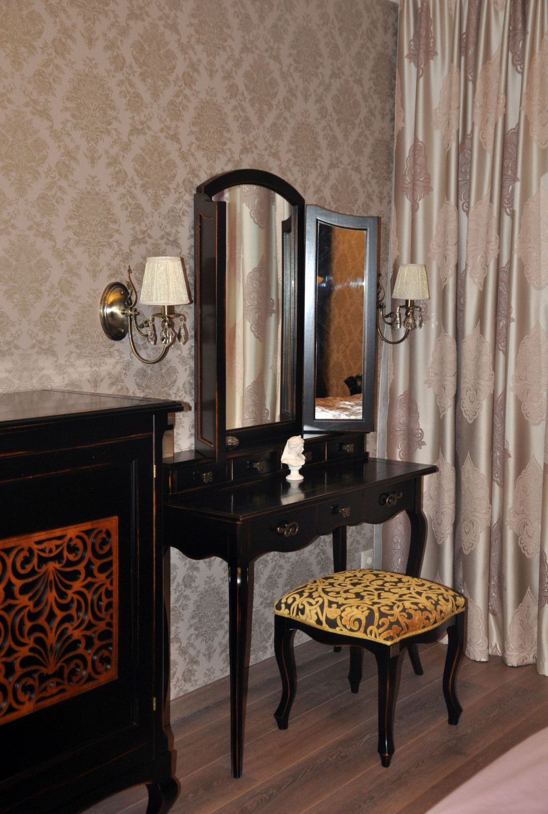 В ФИАЛКОВЫХ ТОНАХ