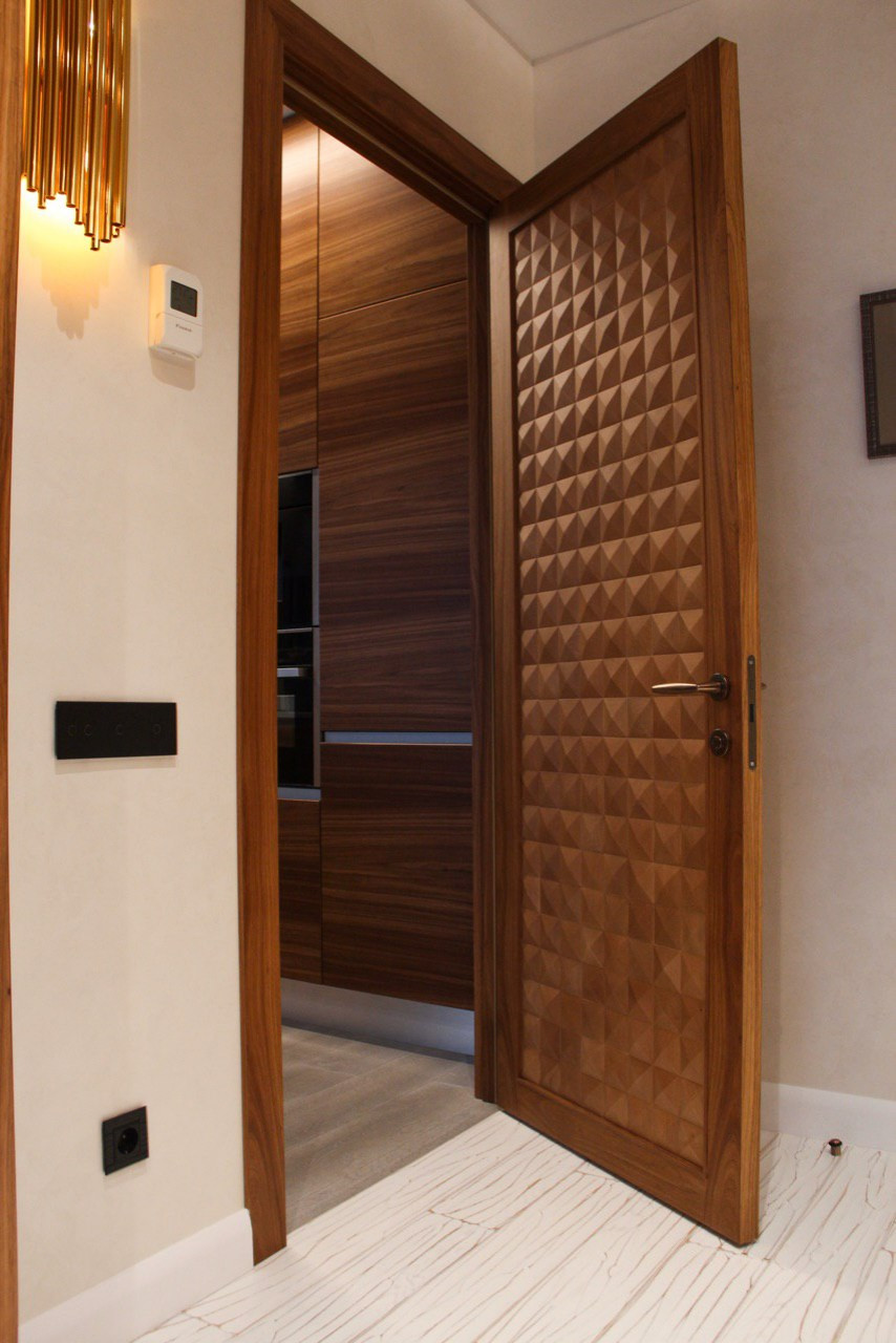 Двери из массива в апартаменты