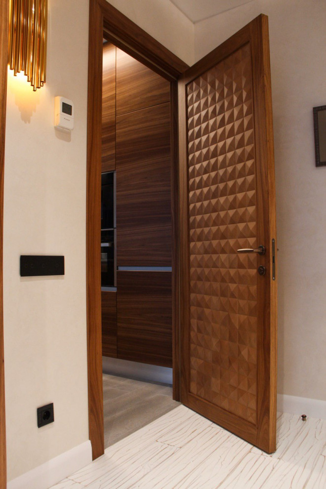 Двери из массива в апартаменты