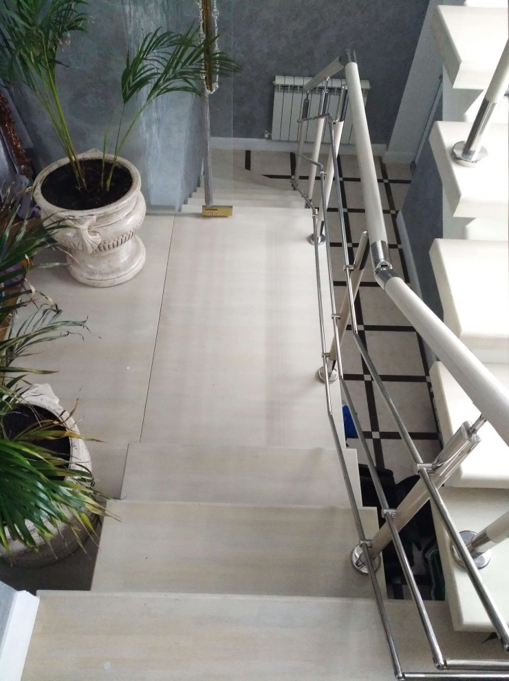 Лестница на двух косоурах, ограждения со вставками