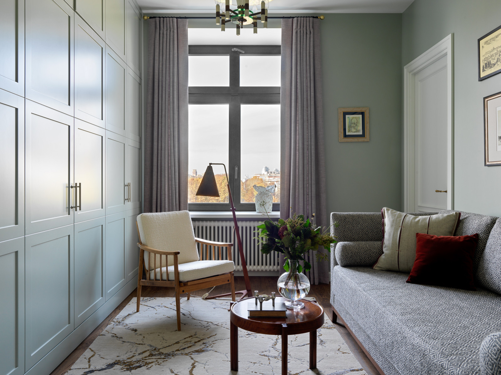 Houzz тур: Квартира со внутренним окном и винтажной мебелью