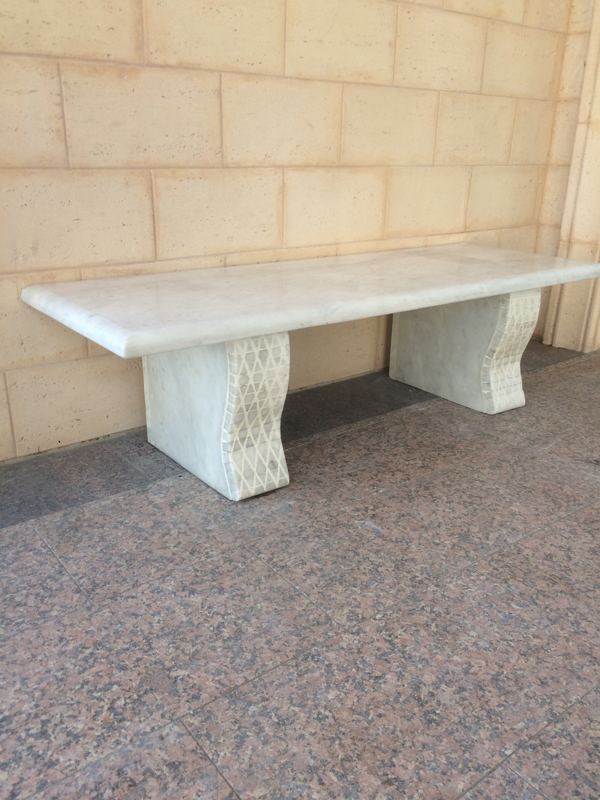 Скамейка из белого мрамора