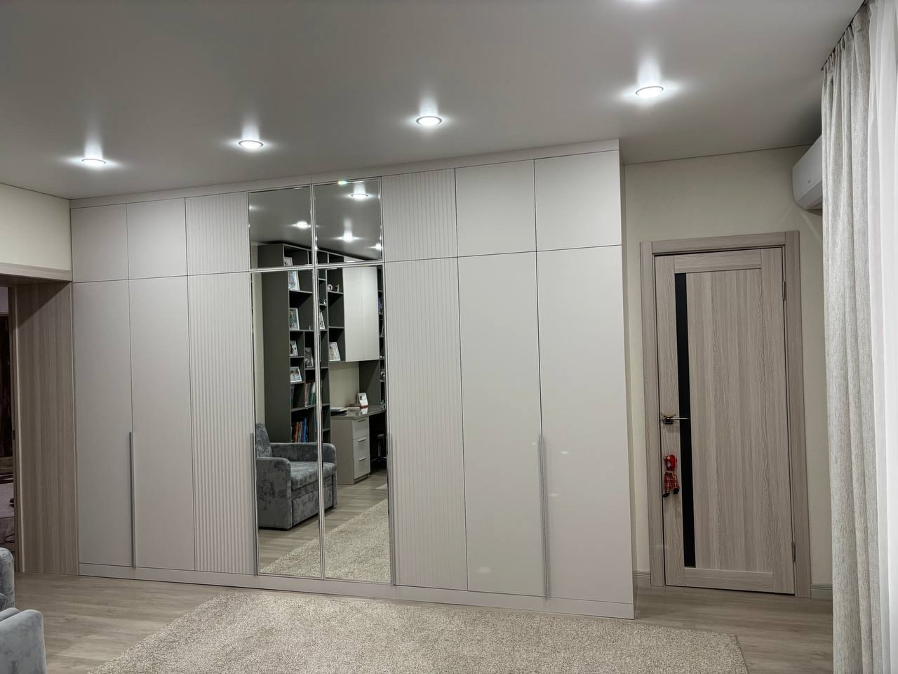 Детская для девочек в современном стиле с серыми кроватями.